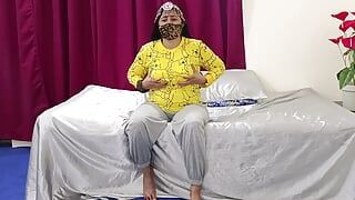 Очень очень сексуальные индийские зрелые женщины на хинди трахают киску большим дилдо