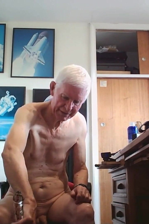 9 inç cam dildoyla oynuyor