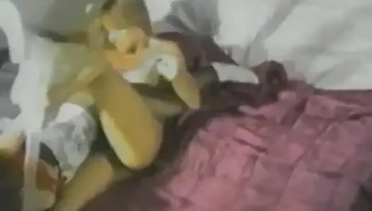 Cewek rambut pirang dan cokelat lagi asik main pesawat sebelum ngentot