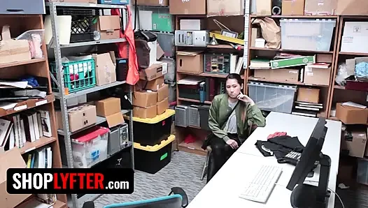 Shoplyfter - dünne schmutzige asiatin jade Noir wurde beim stehlen erwischt und von Pervers-Offizier diszipliniert