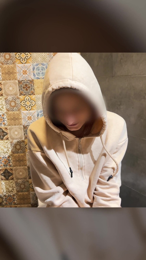 Cogí a mi hermanastra tocándose en el baño ... Ella me dejó ayudar | Clip 1