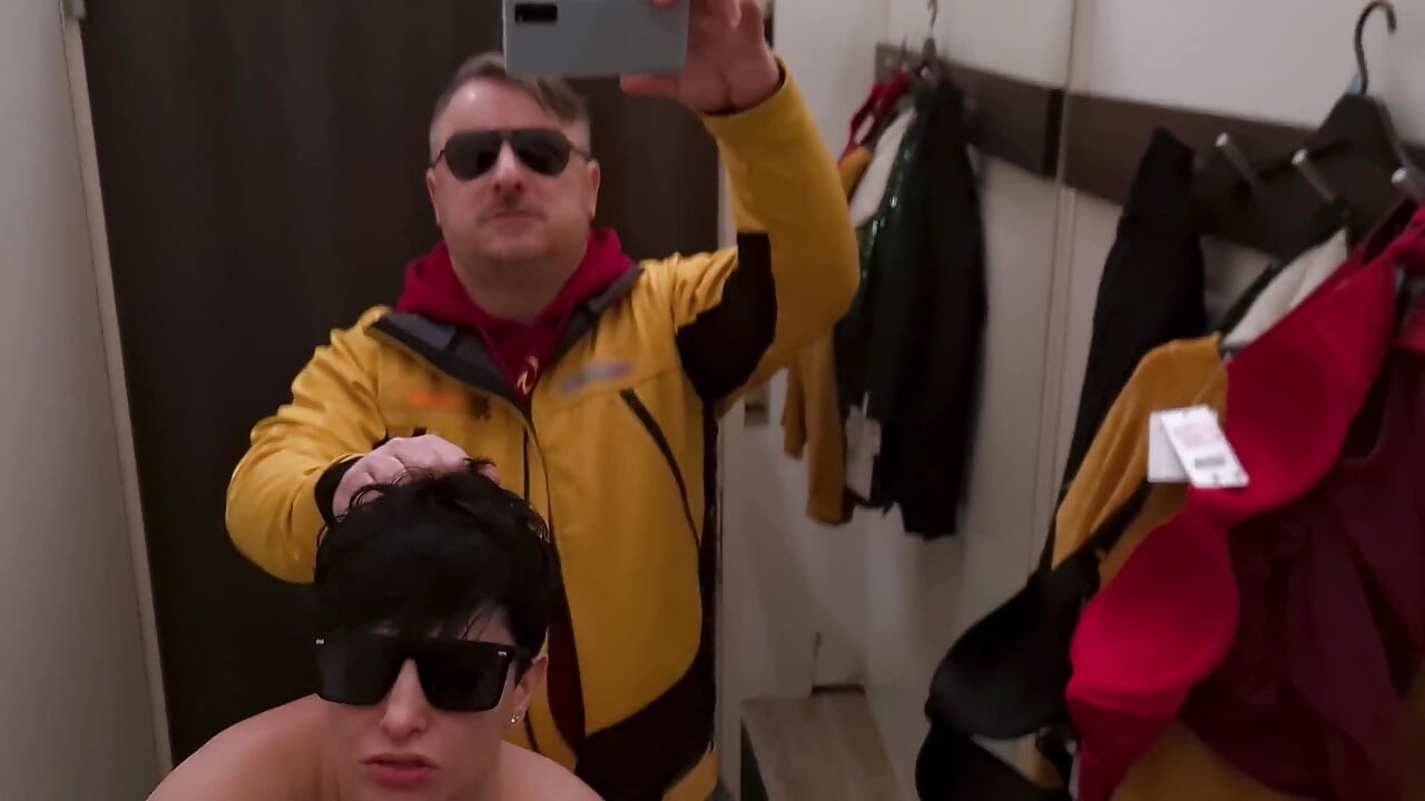 Ein Stiefbruder Hat Analsex Mit Seiner Stiefschwester in Einer Öffentlichen Umkleidekabine. Dada Deville