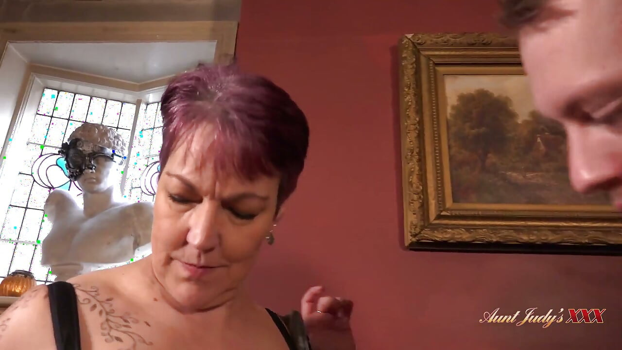 AuntJudysXXX - грудастая зрелая домохозяйка миссис Берд трахает компьютерного ботаника