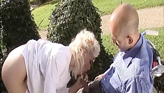 Немецкая горячая мама-блондинка с большой попкой скачет на толстом хуе в винтажной сцене