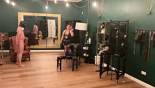 Lateks dommes bağlı kölenin götünü geniş açıyor