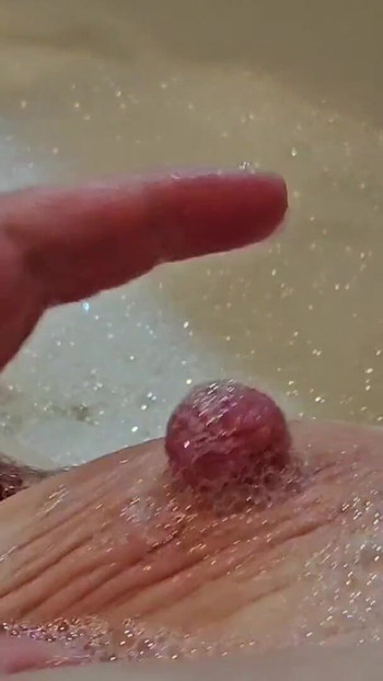 Atemberaubender moment von "Sinnliches BBW Bad mit Nippel- und Bauchspiel"