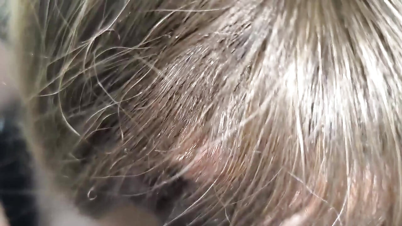 彼女は良いシシーになって、ひざまずいて口で彼のペニスをきれいにしなきゃいけない