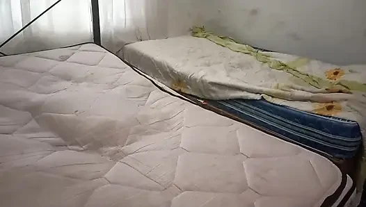 Сексуальная мачеха чистит спальню в стрингах и снимает себя на видео для ее пасыня