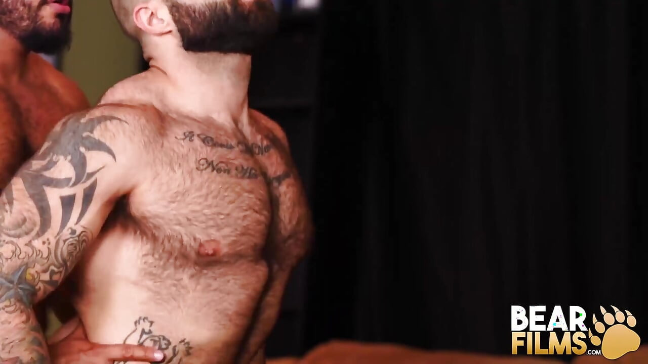 BEARFILMS - Jon Thomas ชักว่าวดูหมี Atlas Grant กับ Angel Ferrari เย็ดกัน