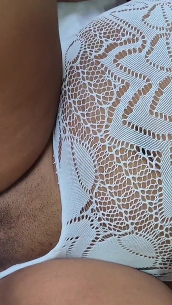 Keilimar sedenta por pau, ela começa a chupar e então vem e cavalga o grande pau branco e acaba cheia de porra na buceta dela