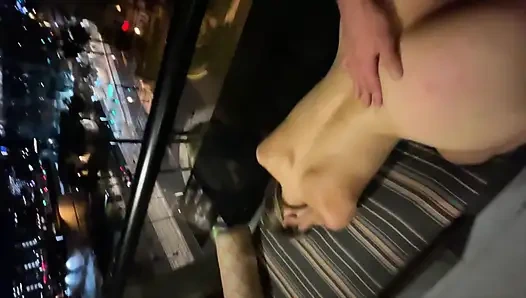 Schönes schwangeres mädchen auf dem Hotel-Balkon und im Flur gefickt