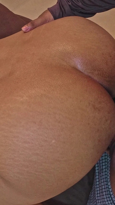 Hay que ver momento de "Hermosa milf malasia seduce al amigo de su esposo y tiene sexo con él cuando el esposo está fuera"
