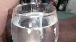 Slo-mo klaarkomen in een glas water