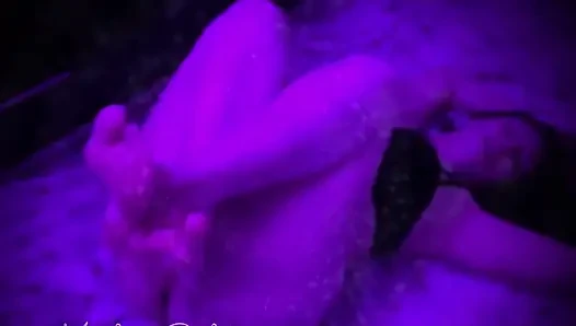 Tüketilen şey sen olduğun şey, ben gece gündüz büyüleyici zihninin içinden geçerken, ayaklarım senin tek düşüncen. Sahip olduğum böyle bir gücüm var