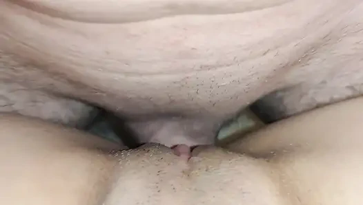 Sert ve güzel amcık biz boşalana kadar oynuyor ve sikişiyor