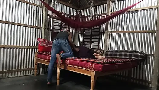 Tetangga tiri dengan desa di rumah