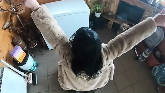 Golden dress, fur & smoking - memek berbulu, sepong kontol sampai dalam banget & ngentot gaya doggy habis-habisan di freezer