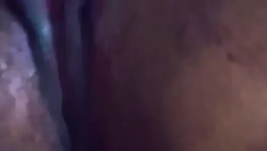 Сквиртует на живом видео