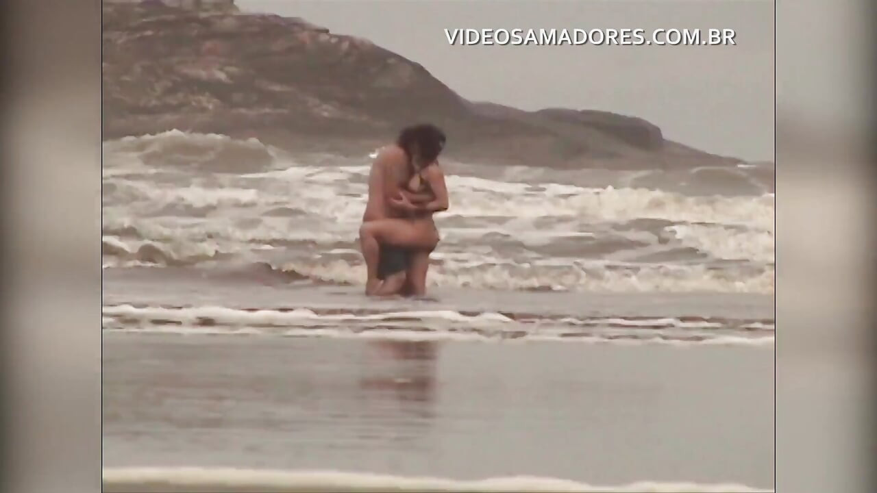 Casal sem vergonha faz sexo em mar raso