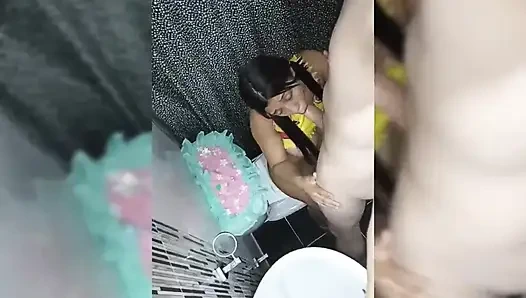 Arkadaşım uzun süre onu evime davet ettim ve banyoda kirli şeyler yaptık ve sonra yatağa gittik