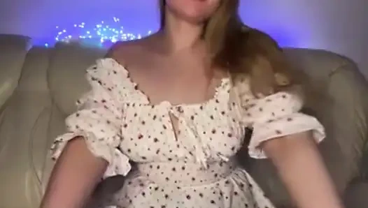 Jucielussie lagi asik fingering memek sempitnya pakai gaun seksi