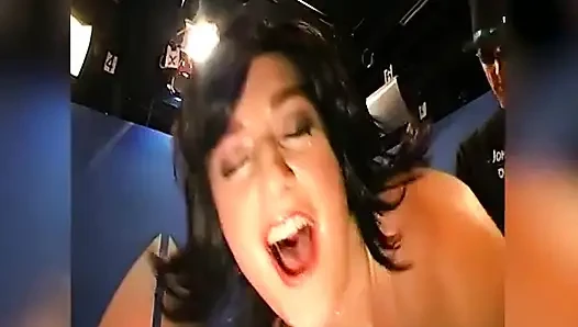 Рыжая шлюшка-толстушка трахает пальцами киску и задницу до сквирта безумия