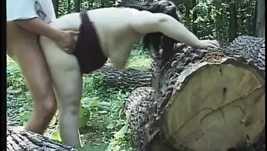 Reife brünette mit dicken titten fickt im freien