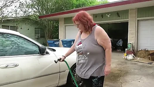 Sexy reife rothaarige bbw krankenschwester Vicki wäscht ihr auto!