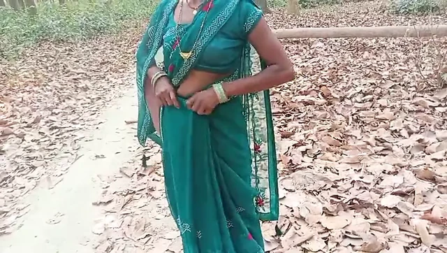 desi bhabhi urineing in the jungle