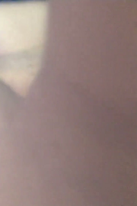 Mon mari cocu regardait un film dans ma chambre pendant que je me fais baiser dans le salon par son ami