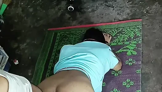 Büyük genç kız domaltarak yarak emiyor