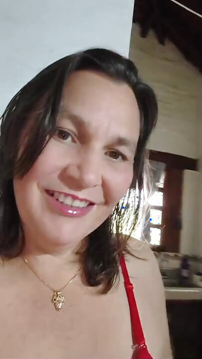 Dojrzała kobieta milf jest sama w domu i pociera swoją cipkę swoim dildem.
