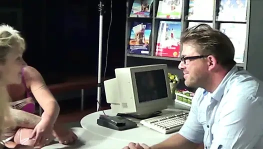 Cewek nakal perancis ini nyepong kontol di seks threesome