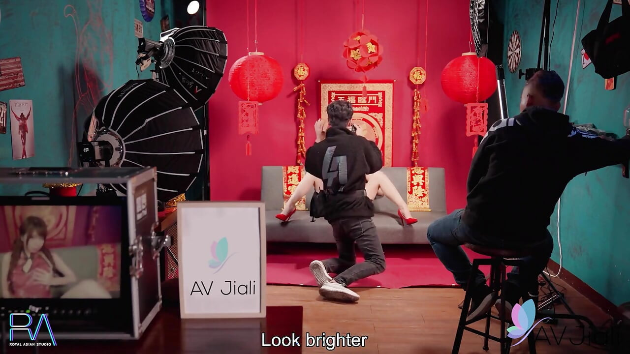 Тайванският модел Ранако чука оператора