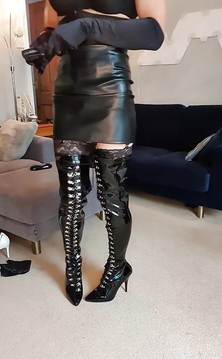 Мои высокие сапоги до бедра из ПВХ делают меня очень возбужденной носить их