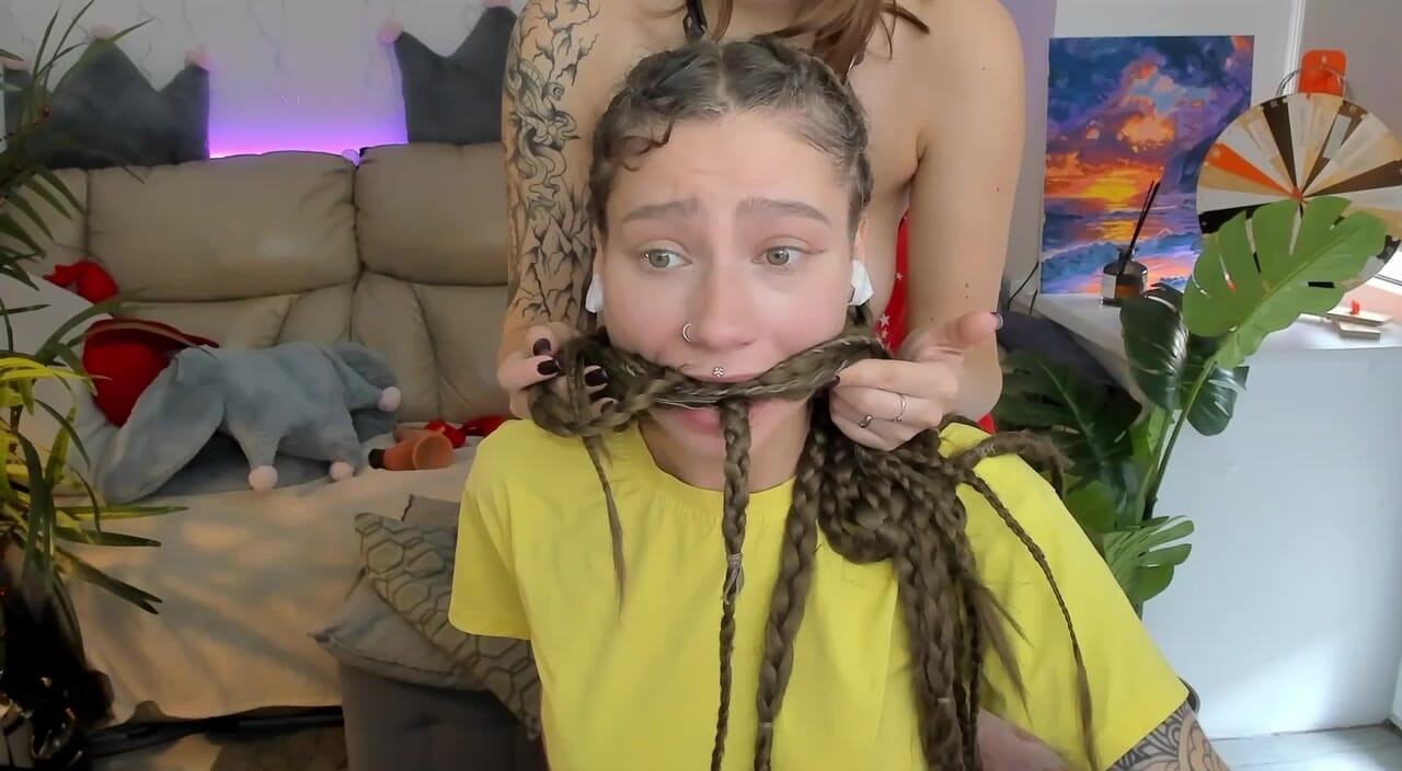 amordaçada sua amiga para que ela não pudesse respirar com seu enorme cabelo comprido