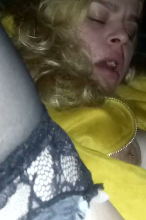 Pijpen en een blondine neuken in de auto