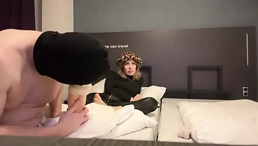 Terli Ayaklarımı Kokluyor, Yalıyor Ve Masaj Yapıyor.