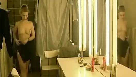 Она идеальная крошка из Германии, которая приготовилась к свиданию