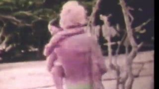 Raposa asiática fodida por garoto branco na praia (vintage dos anos 60)