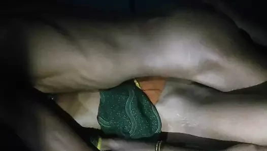 Schwägerin bekam den Schwager mit einem fetten Drachenkondom, der Wunsch wurde in der Nacht erfüllt, Schwägerin sehr jaatke lage, desi bhabhi Dorf Sex Hindi