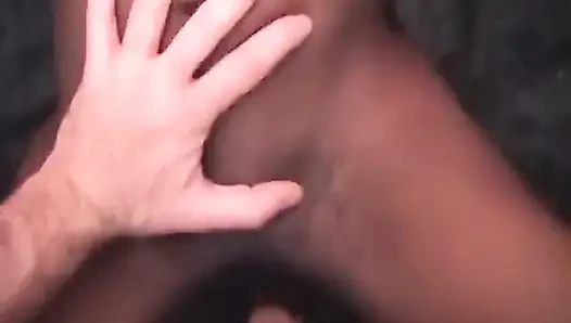 Cewek kulit hitam curiois dengan toket kecil suka banget ngentot kontol pria kulit putih
