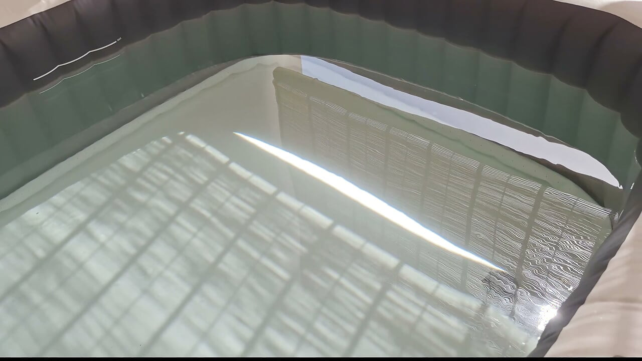 大厚鸡巴在朋友的按摩浴缸里乱搞Fleshlight。两次户外射精
