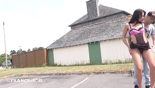 Ibu-ibu nakal ini pengen dientot untuk bisa dapat uang akhirnya dianimalkan di seks threesome