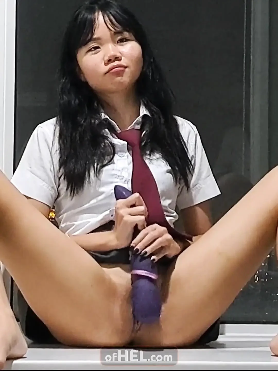 亚洲女大学生玩弄她的魔杖并潮吹