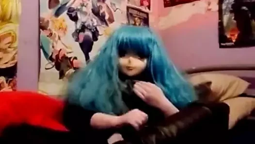 Lateks kigurumi penisini ovuşturarak
