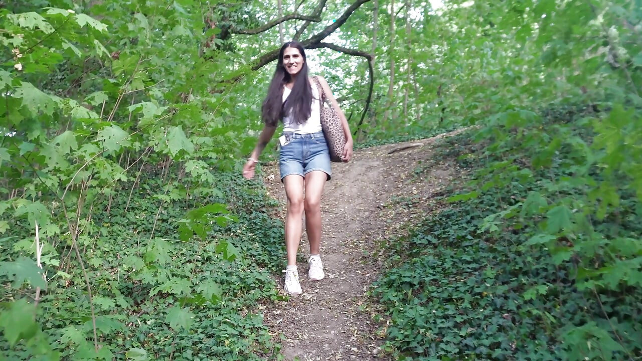 Acțiune În Aer Liber În Parc - Mina Javed & Maniac Sub Observație