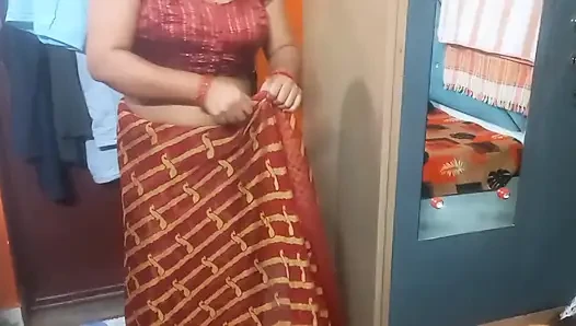 Sehr schönes indisches bhabhi in rotem sari