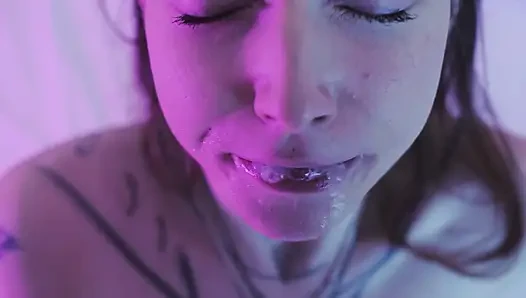 Marianna Mars сосет член во время фотосессии в видео от первого лица