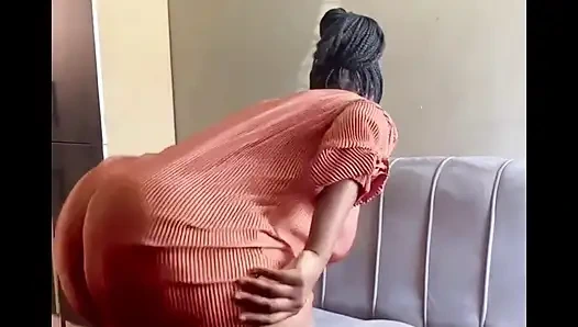 Наблюдаю, как моя тетушка с огромной попкой подчищает